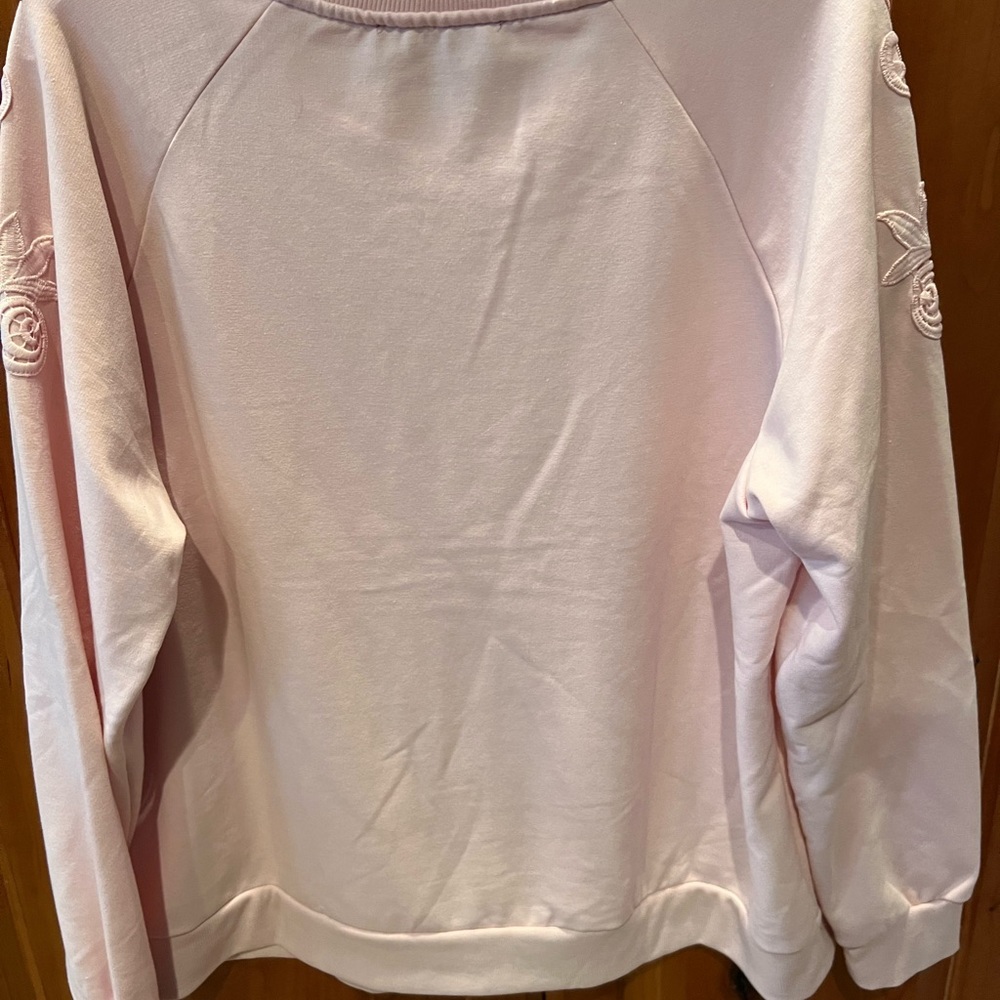 Gloria Vanderbilt light Pink top with appliqué on shoulders XL